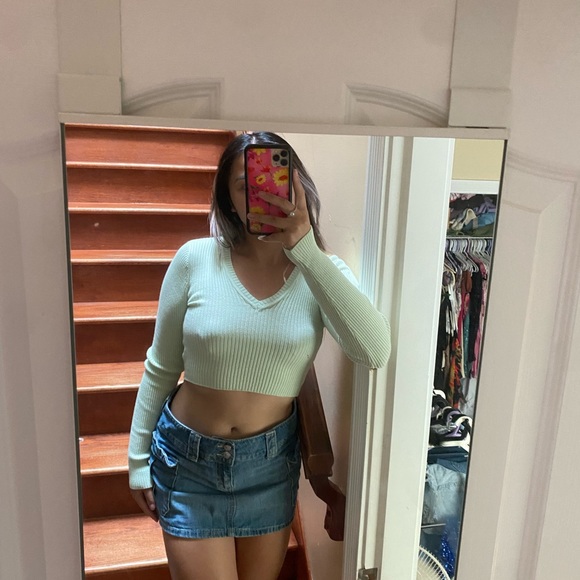 Brandy Melville sweater - Picture 2 of 2